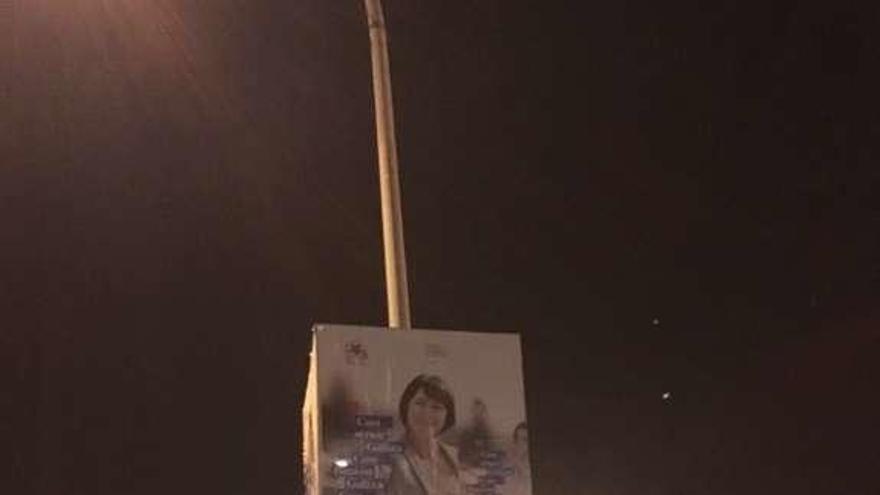 Señal que fue cubierta con carteles electorales en Cambados. // FdV