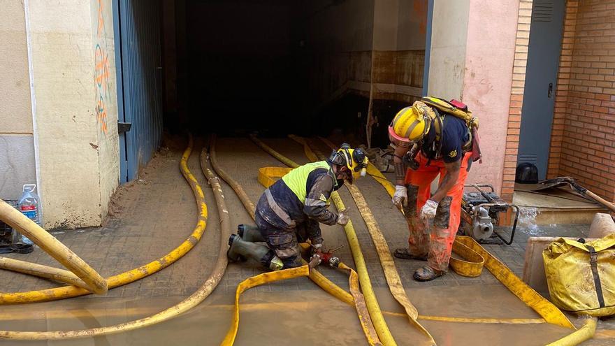 Los equipos de emergencias de Mallorca, recibidos con aplausos a su paso por los pueblos de Valencia