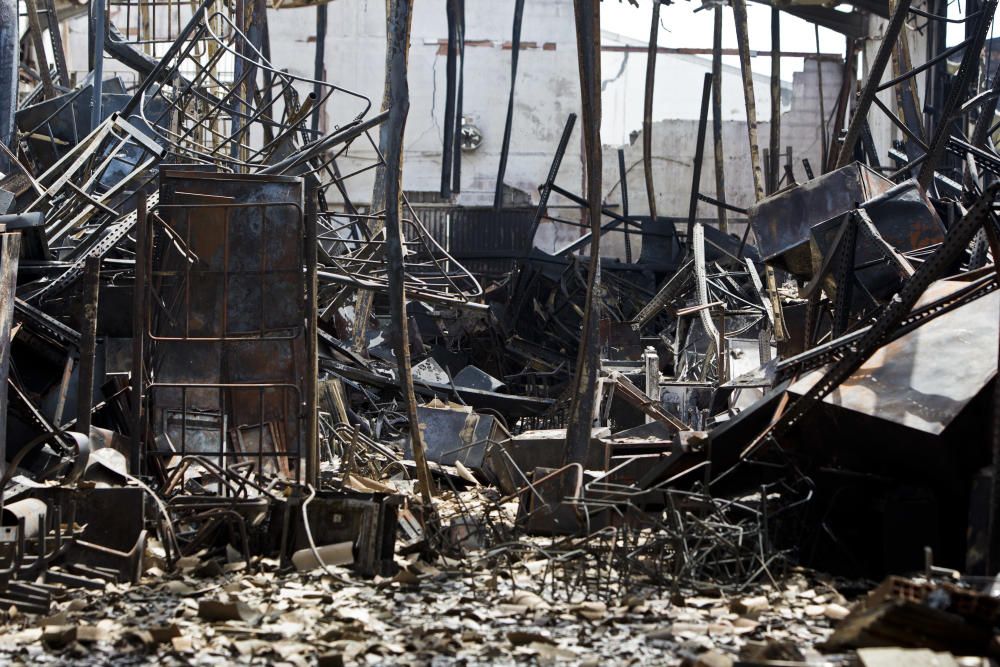 Así ha quedado el interior de las naves afectadas por el incendio de Alboraia