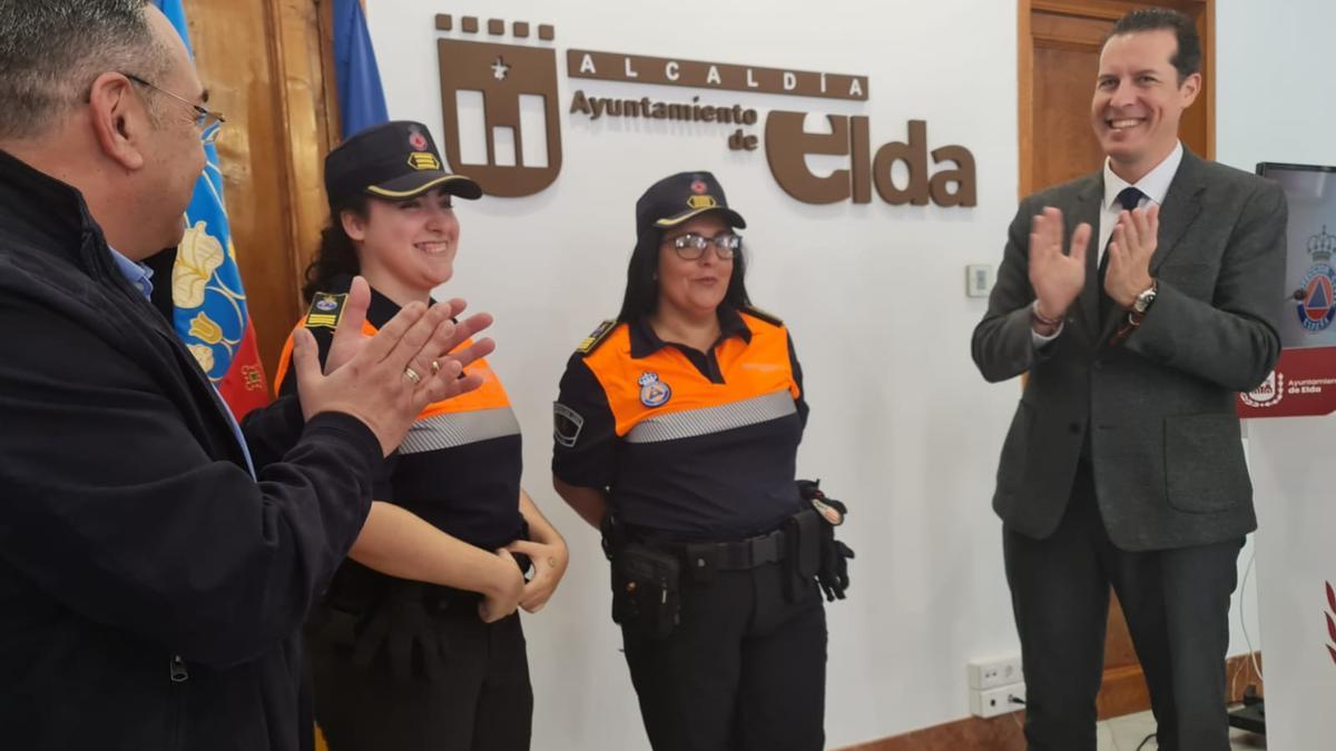 La nueva jefa de Protección Civil de Elda, Ana Rosa Gómez, y la subjefa, Carla Maestre, en el nombramiento a cargo del alcalde Rubén Alfaro y el concejal de Seguridad Ciudadana.