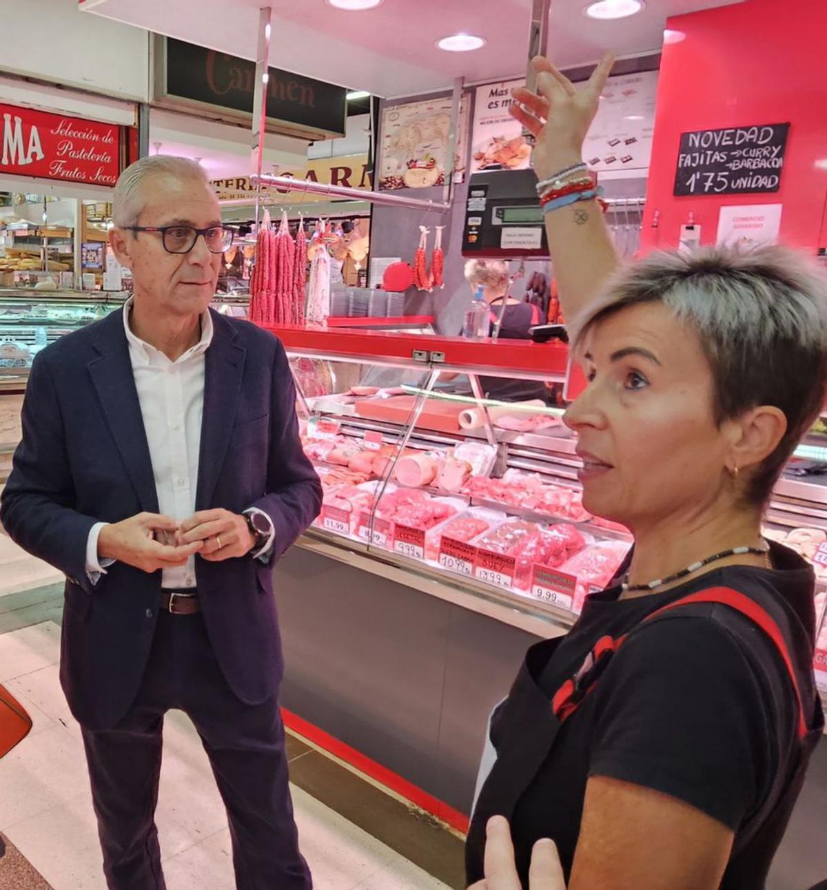 El concejal Ballester, con una vendedora. | M.D.