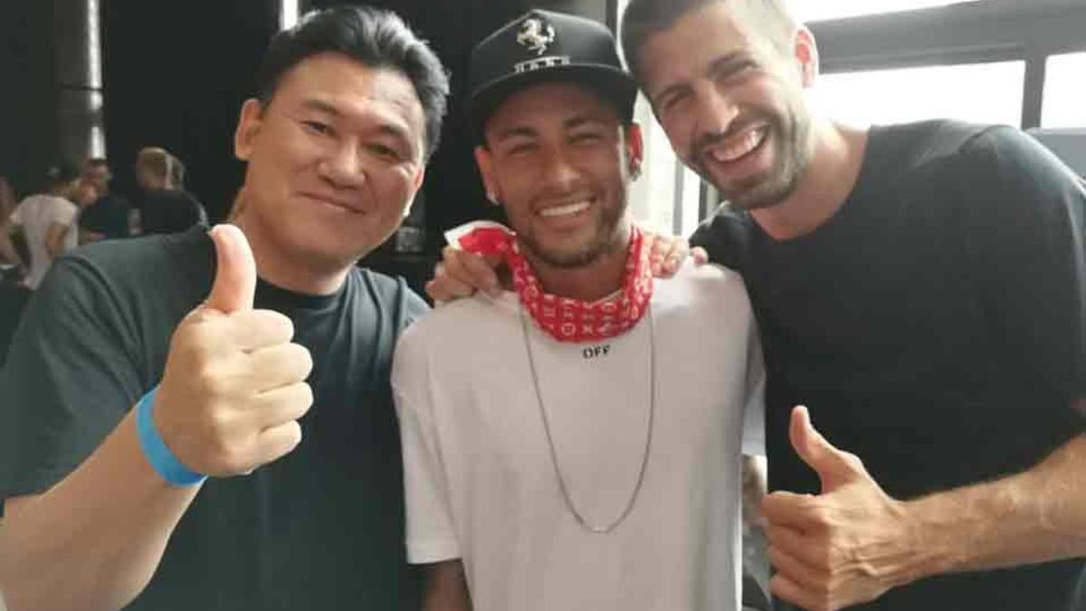 Neymar, junto a Piqué y Mikitani