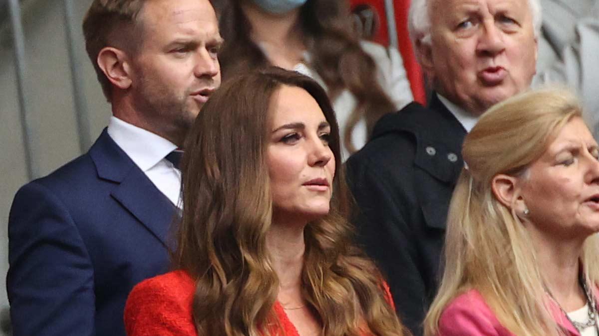 Kate Middleton con blazer roja de Zara