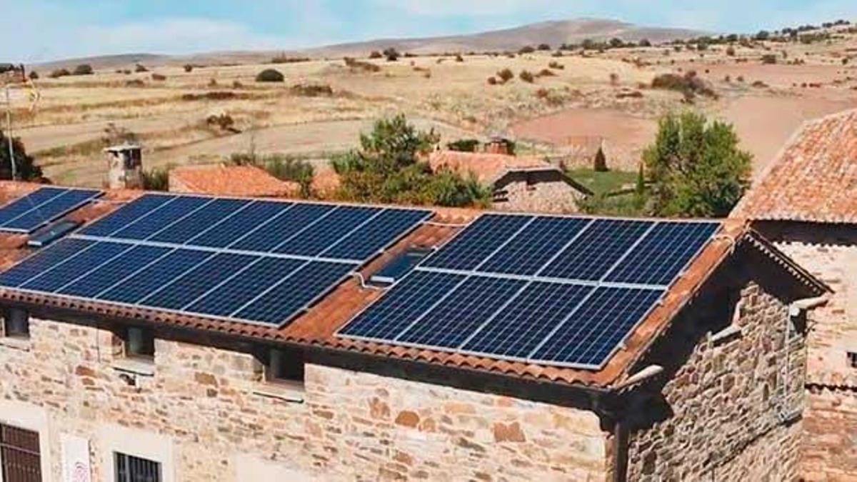 Imagen de una comunidad energética rural.