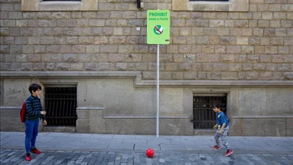 zentauroepp37970998 barcelona 07 04 2017 barcelonenando carteles de prohibido ju170407185414