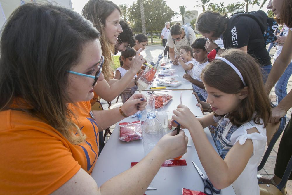 Centenares de niños y jóvenes con sus familias practican con robots en la 'Noche de la Ciencia' y descubren propiedades casi mágicas de los materiales