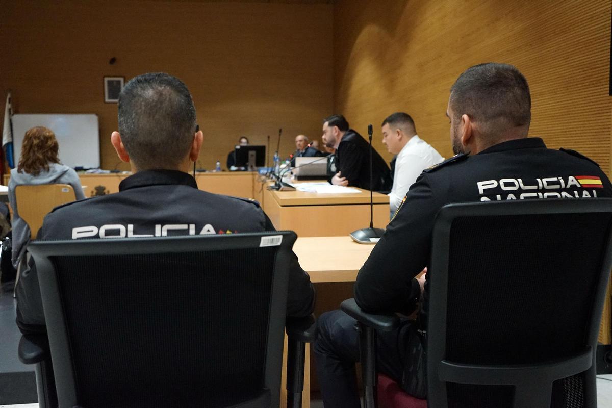 El acusado Abdelilah el F., al fondo junto a su abogado, este miércoles en el juicio.