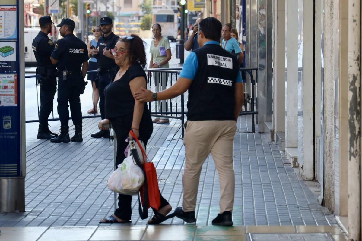 Mariló, el lunes pasado, en el momento de ser desahuciada de su piso de alquiler en la calle La Unión.