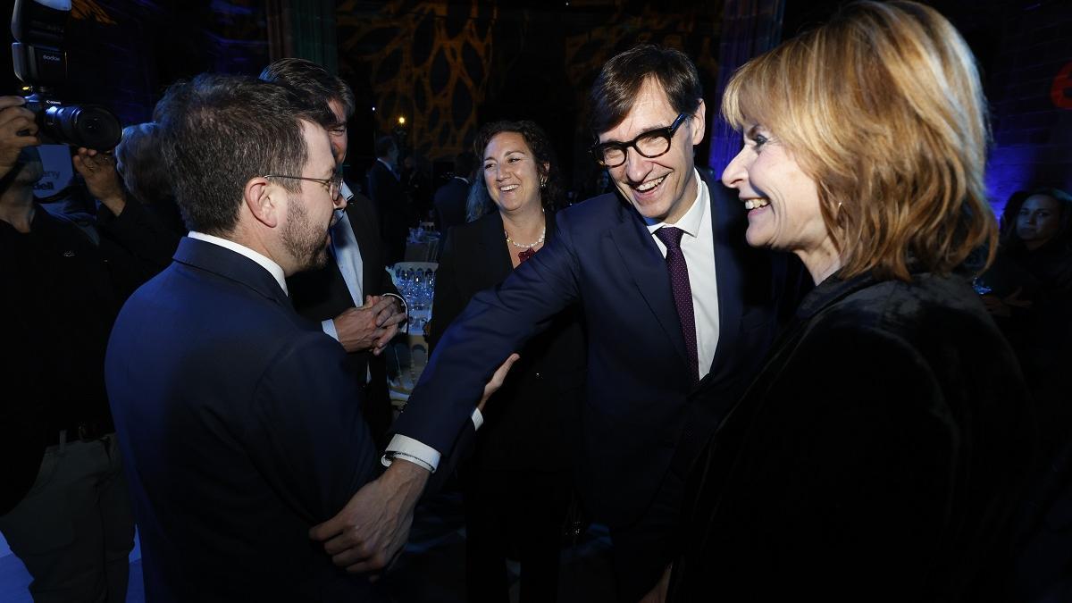 Salvador Illa y Lluïsa Moret, saludando al president de la Generalitat, Pere Aragonès