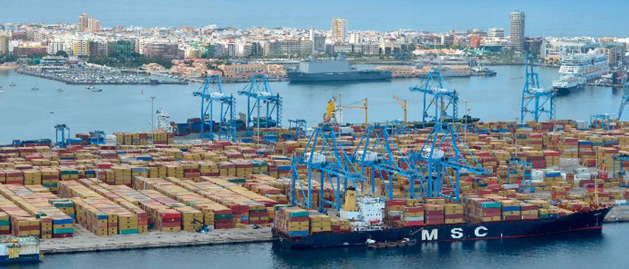 Un buque portacontenedores, atracado en el muelle de la mayor teminal del Puerto de La Luz.