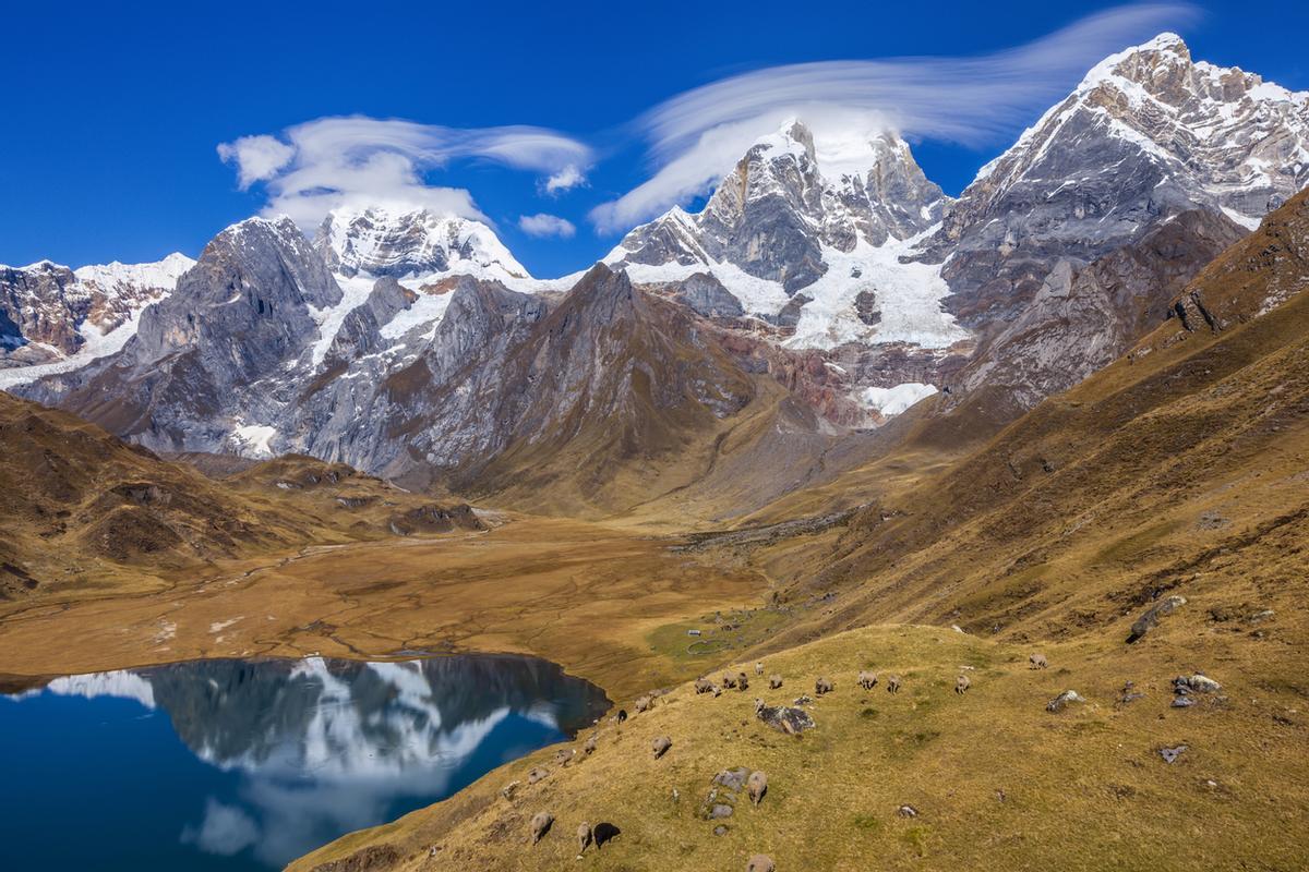 El lago Carhuacocha en el noreste de Huayhuash