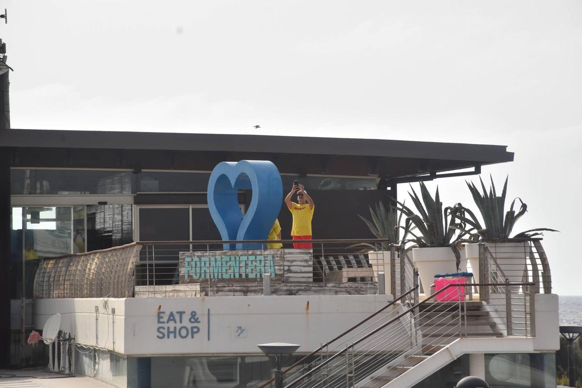 Turistas tomando fotografías en la estación marítima de la Savia