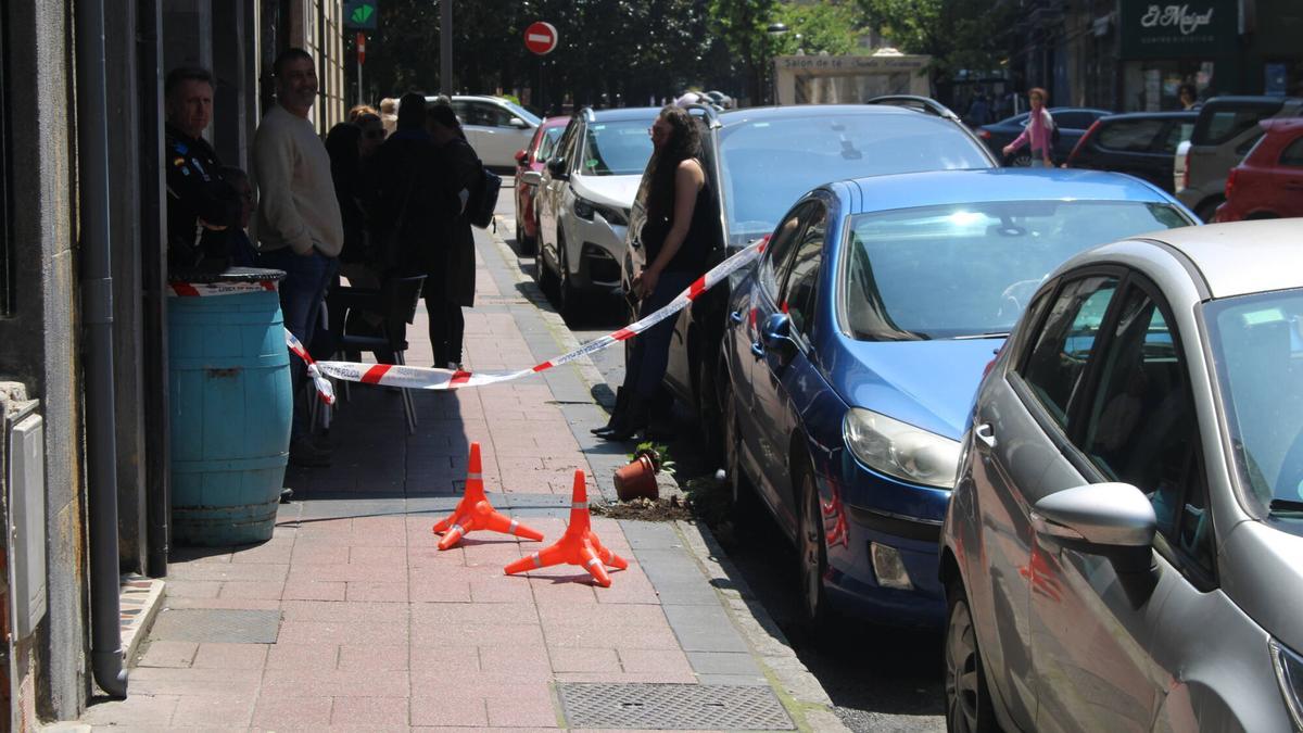 EN IMÁGENES: detenido un hombre por arrojar a otro por una ventana en Mieres