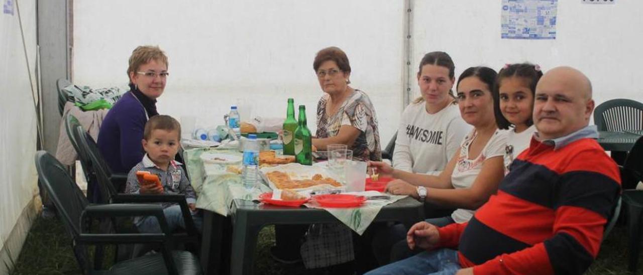 A Guimarán, a pie y con la empanada en la mano