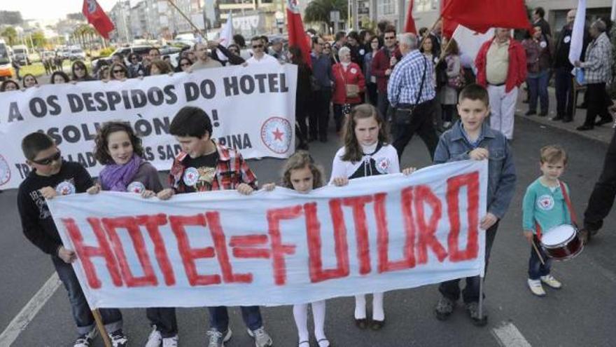 Un grupo de niños encabezan la protesta con la pancarta &#039;Hotel igual a futuro&#039;. / carlos pardellas