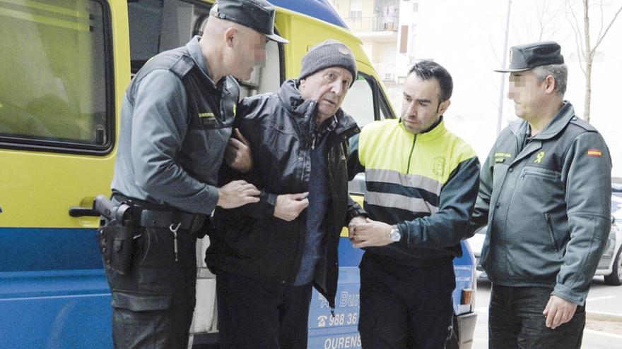 Aniceto, en el centro, llega a los juzgados de Ourense. // B. Lorenzo