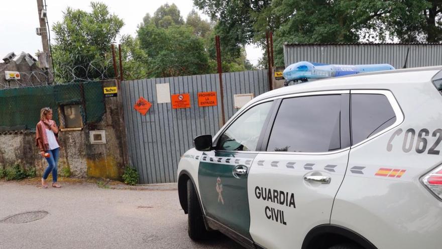 Guardia Civil esta mañana en la pirotecnia. // J. Lores