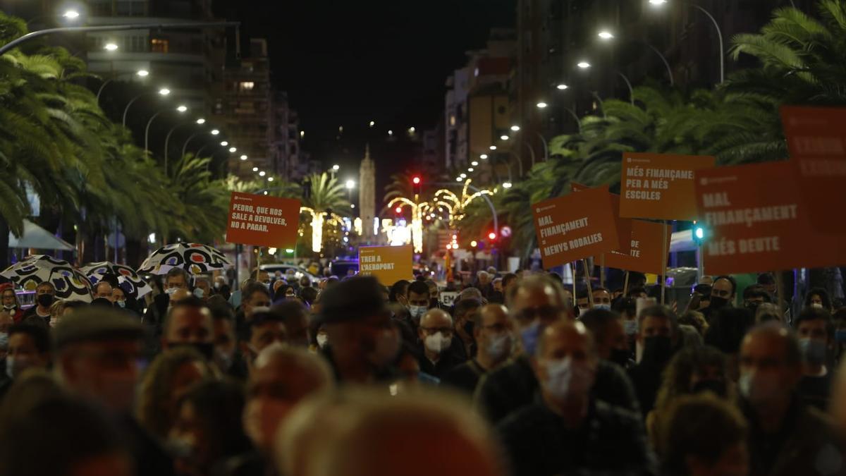 Alicante sale a la calle para exigir al Estado una mayor financiación de la Comunidad Valenciana