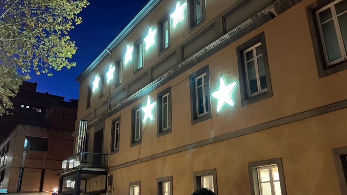 Estels a la façana de la Casa de la Vila.