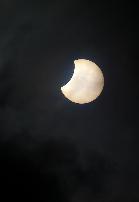 Ecuador mira eclipse parcial del sol entre las ...