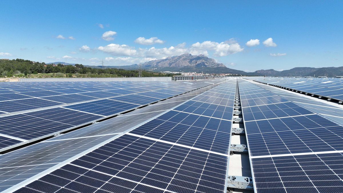 La planta fotovoltaica instalada sobre el bloque logístico de Mercadona en Abrera.