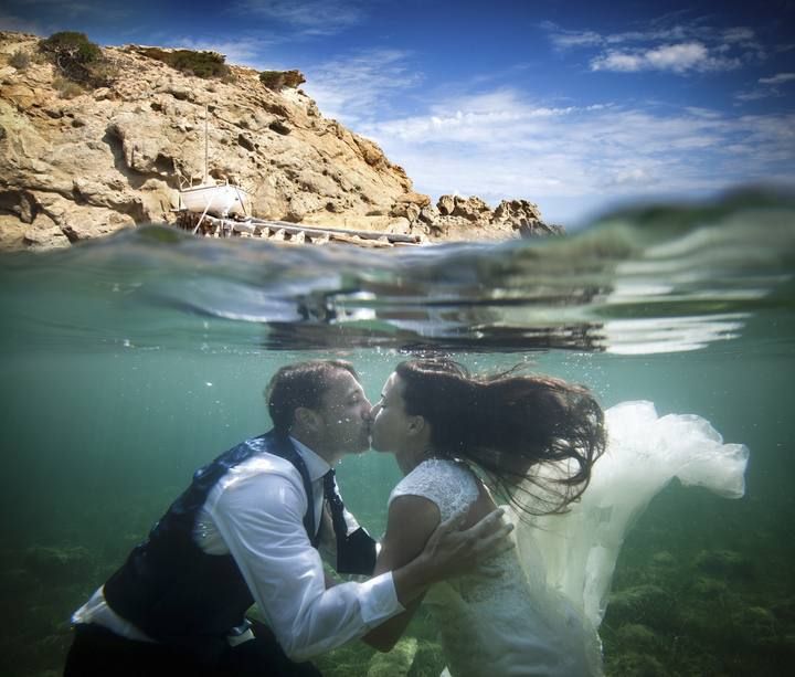 Alejandro Marí Escalera  Recién casados bajo el agua, Pou des Lleó, Sant Carles. Giuseppe y Mónica, recién casados, se besan bajo el mar. «Me quedo con esta imagen, la expresión del amor de dos personas en el contexto de la naturaleza de Ibiza».