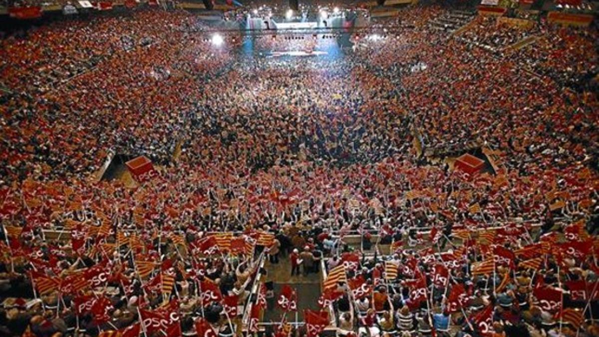 Imagen del Palau Sant Jordi, abarrotado durante el mitin final de la campaña socialista para las últimas elecciones generales, en marzo del 2008.