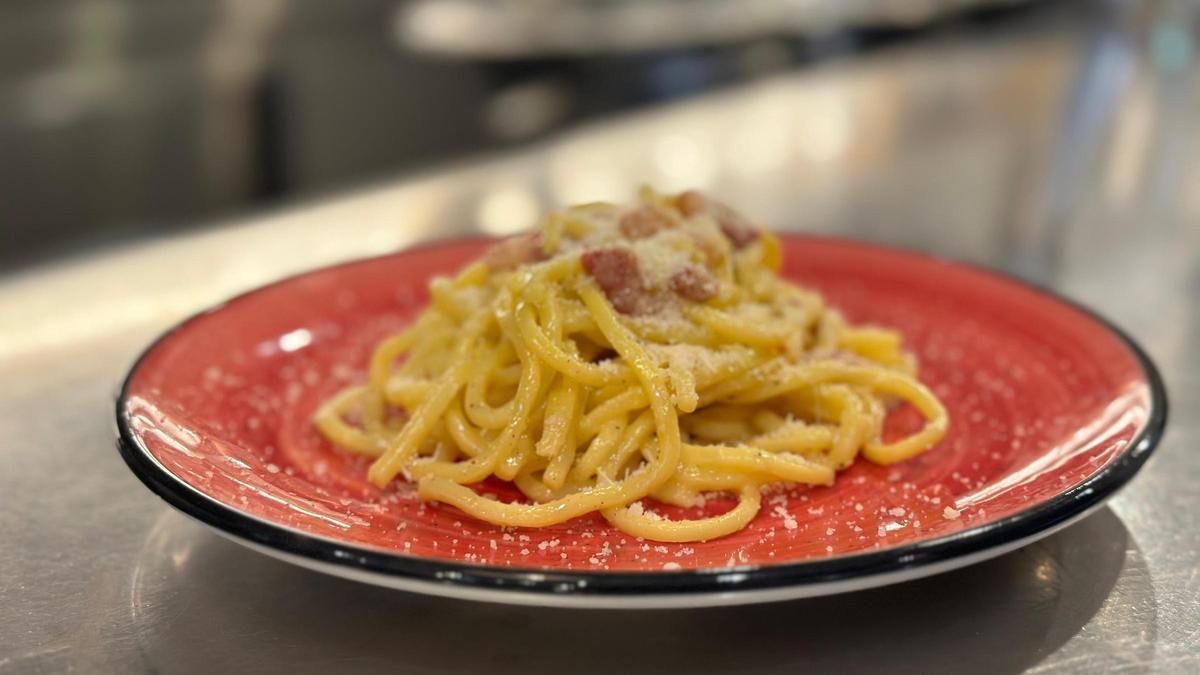 Una tapa de espaguetis a la carbonara de La Locanda di Andrea.