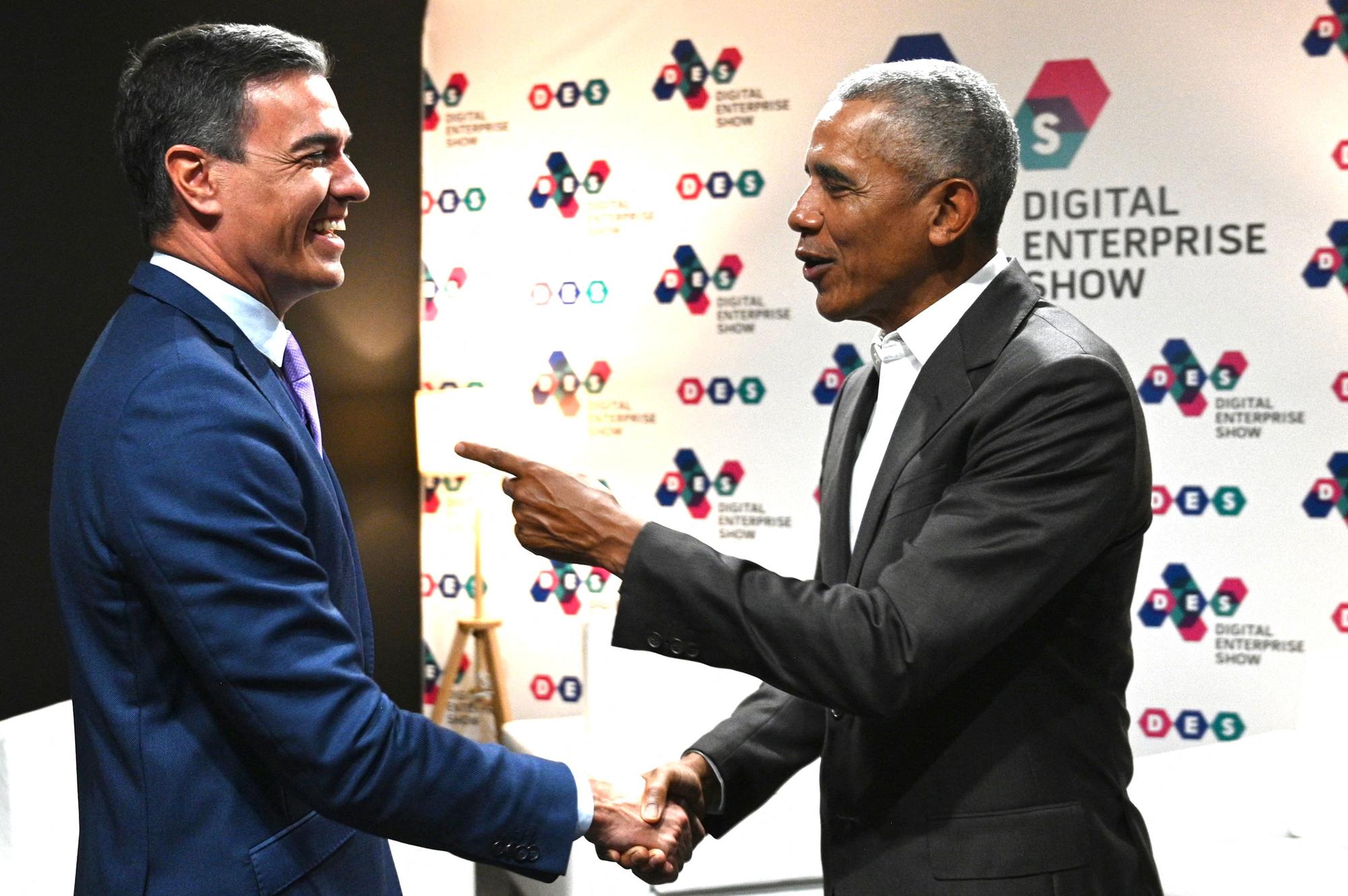 Pedro Sánchez saluda a Barack Obama en el Digital Enterprise Show en Málaga, este martes.