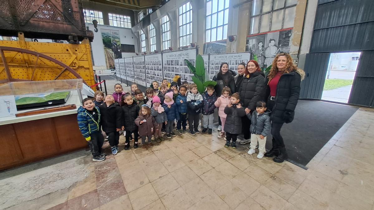 Alumnos del colegio Vega de Guceo, visitando las muestras del pozo San José