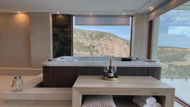 Així és el jacuzzi de Villa Luna, al luxós xalet on s’allotjava el matrimoni irlandès trobat mort a Cullera