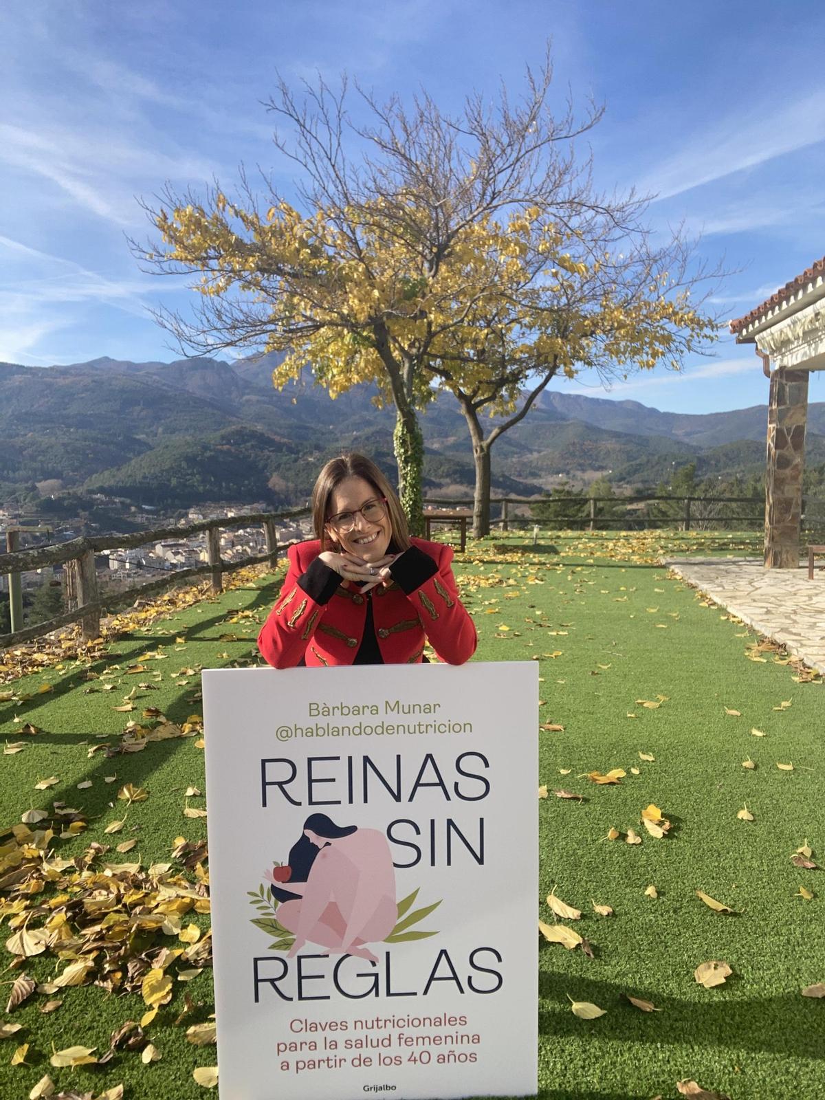 Bàrbara Munar posa con la portada de su libro 'Reinas sin reglas'.