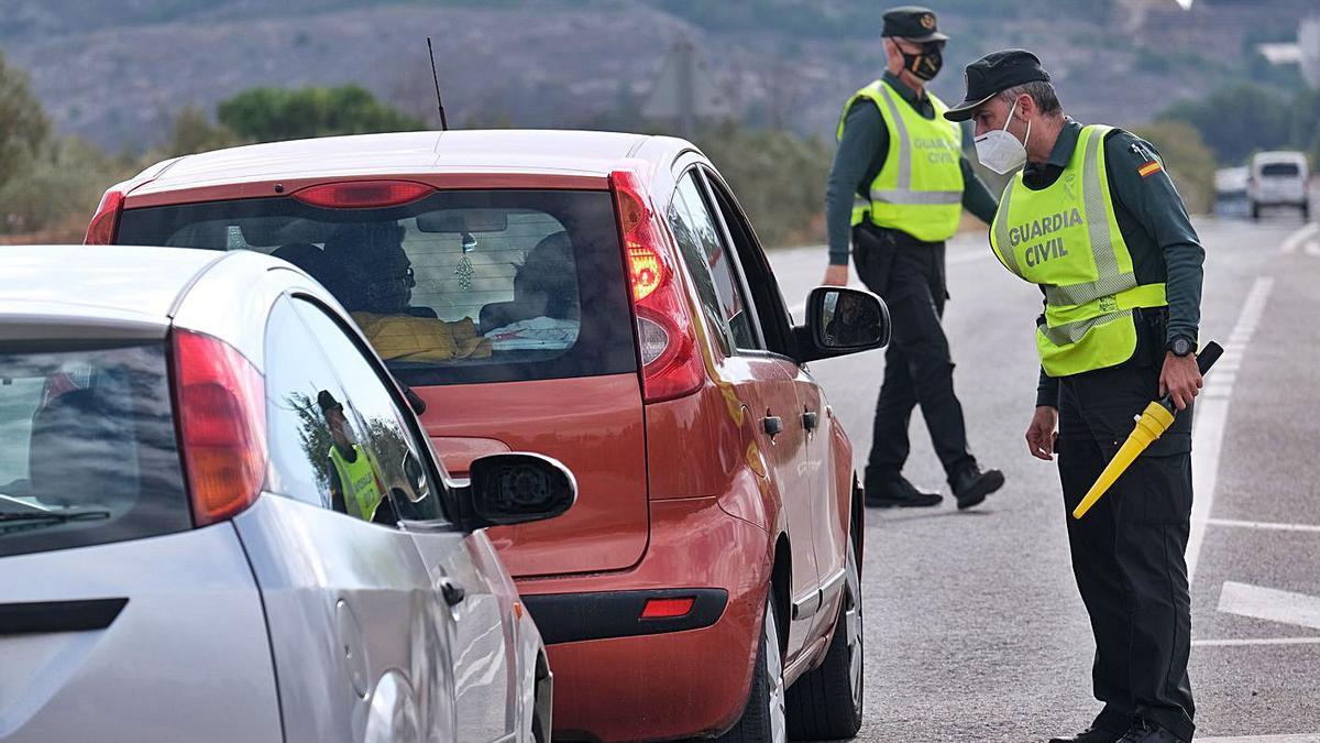 Control policial en Petrer, la pasada semana, para garantizar que se cumple el cierre.