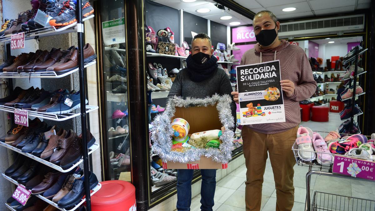 Comerciantes de la calle muestran una caja para depositar alimentos y el cartel.