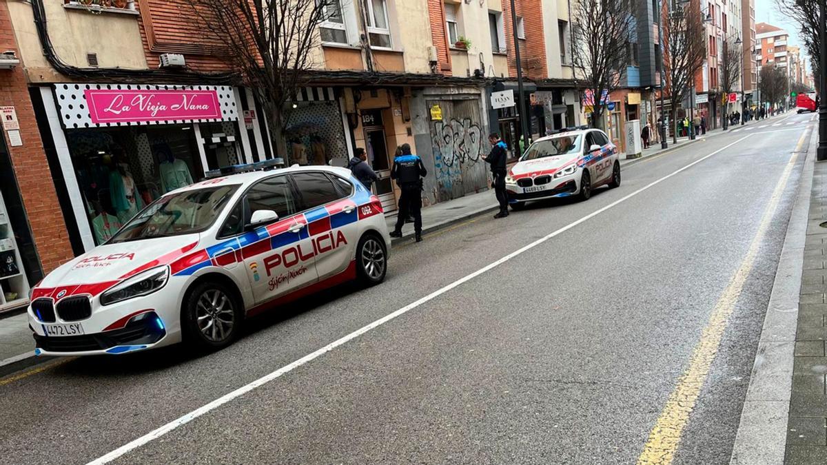 Agentes, en el lugar de los hechos, hablando con la mujer.