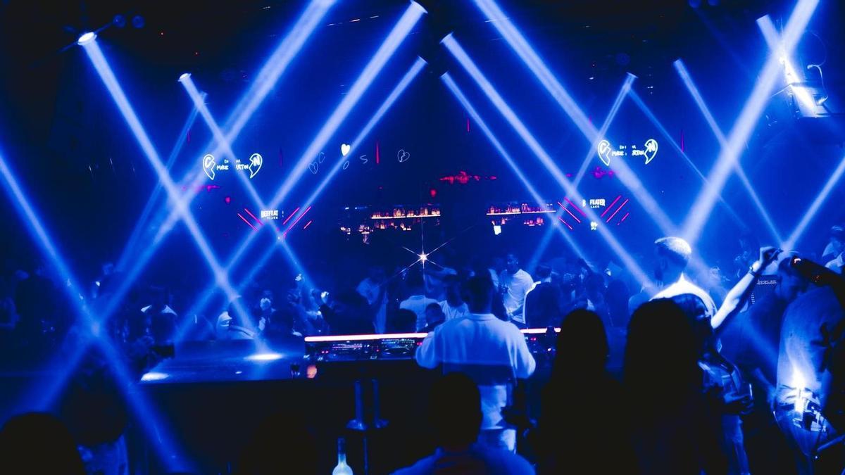 La discoteca Cosa Nuestra está en Calle Quito, 7