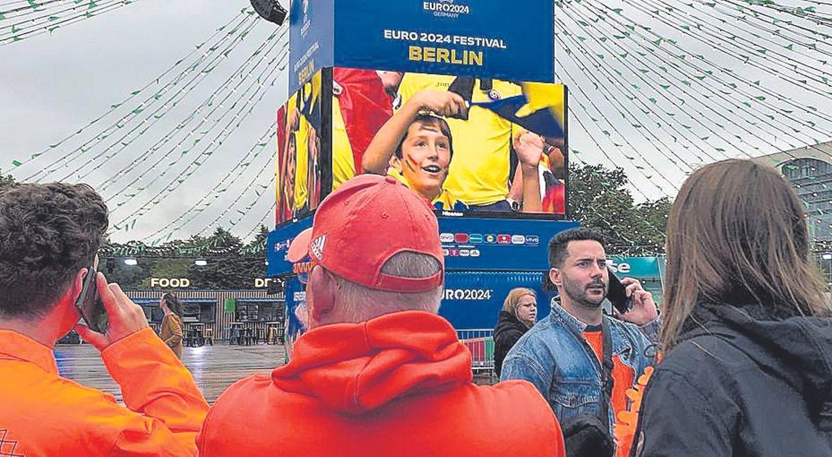 Ambiente de la 'fanzone' del Reichstag, en Berlín