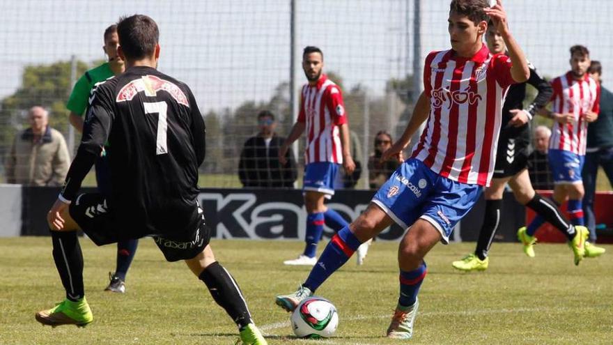 El rojiblanco Mateo Arellano conduce el balón ante la presión de un jugador de la Cultural Leonesa.