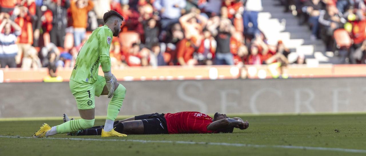 Cyle Larin se lamenta tras fallar una clara ocasión ante Sivera