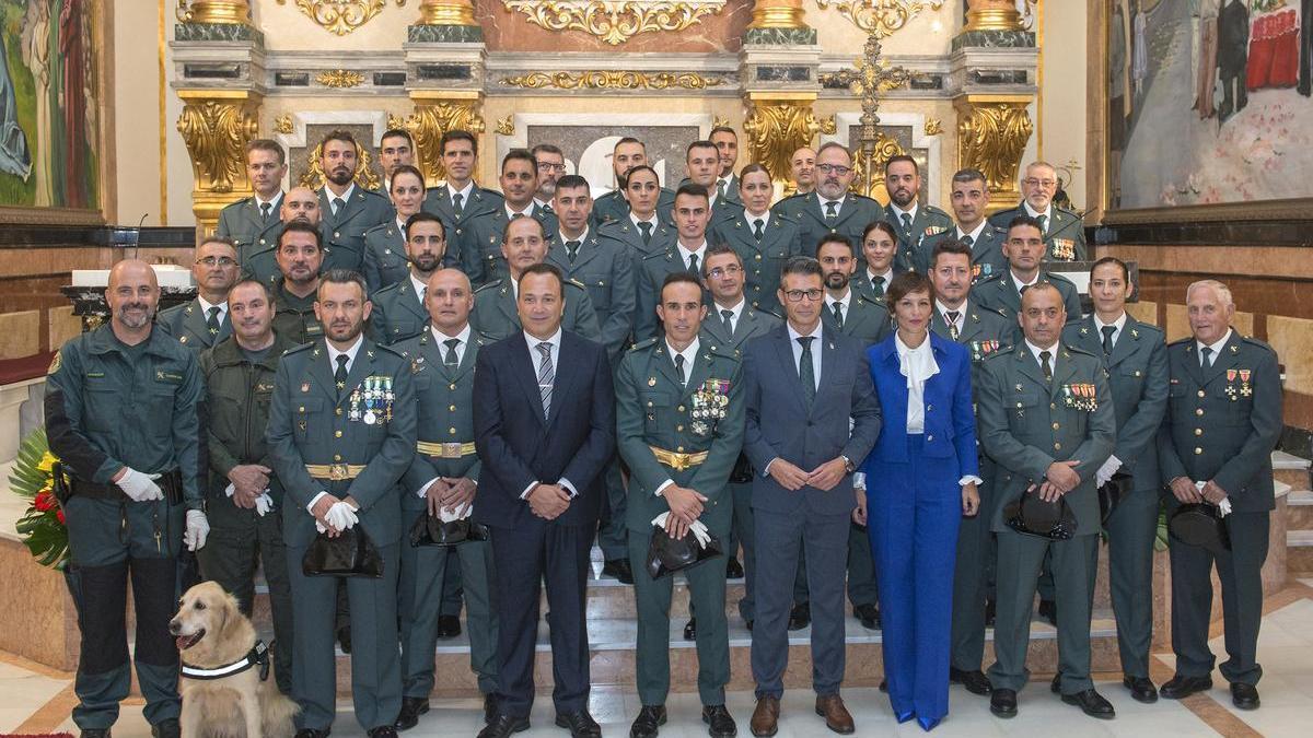 Foto de grupo de los mandos de la Guardia Civil, los agentes y los alcaldes de Almussafes y Benifaió