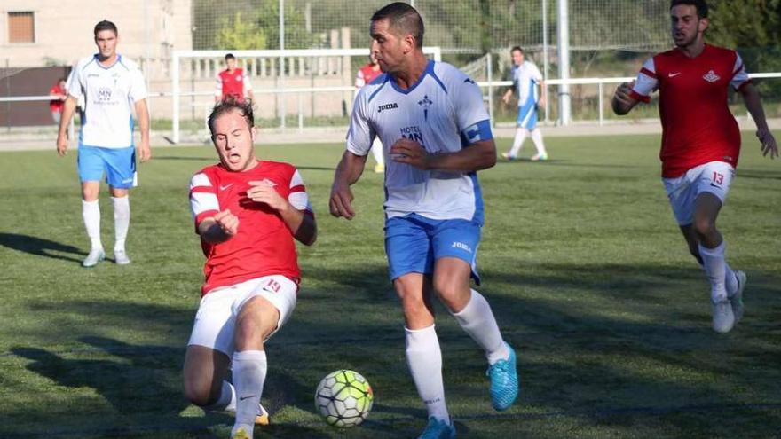 Una acción de disputa de las muchas que ayer se produjeron en el campo de Lampáns. // Muñiz