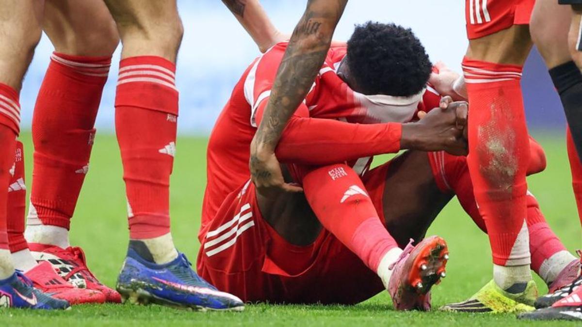 Alphonso Davies es sustituido entre lágrimas.