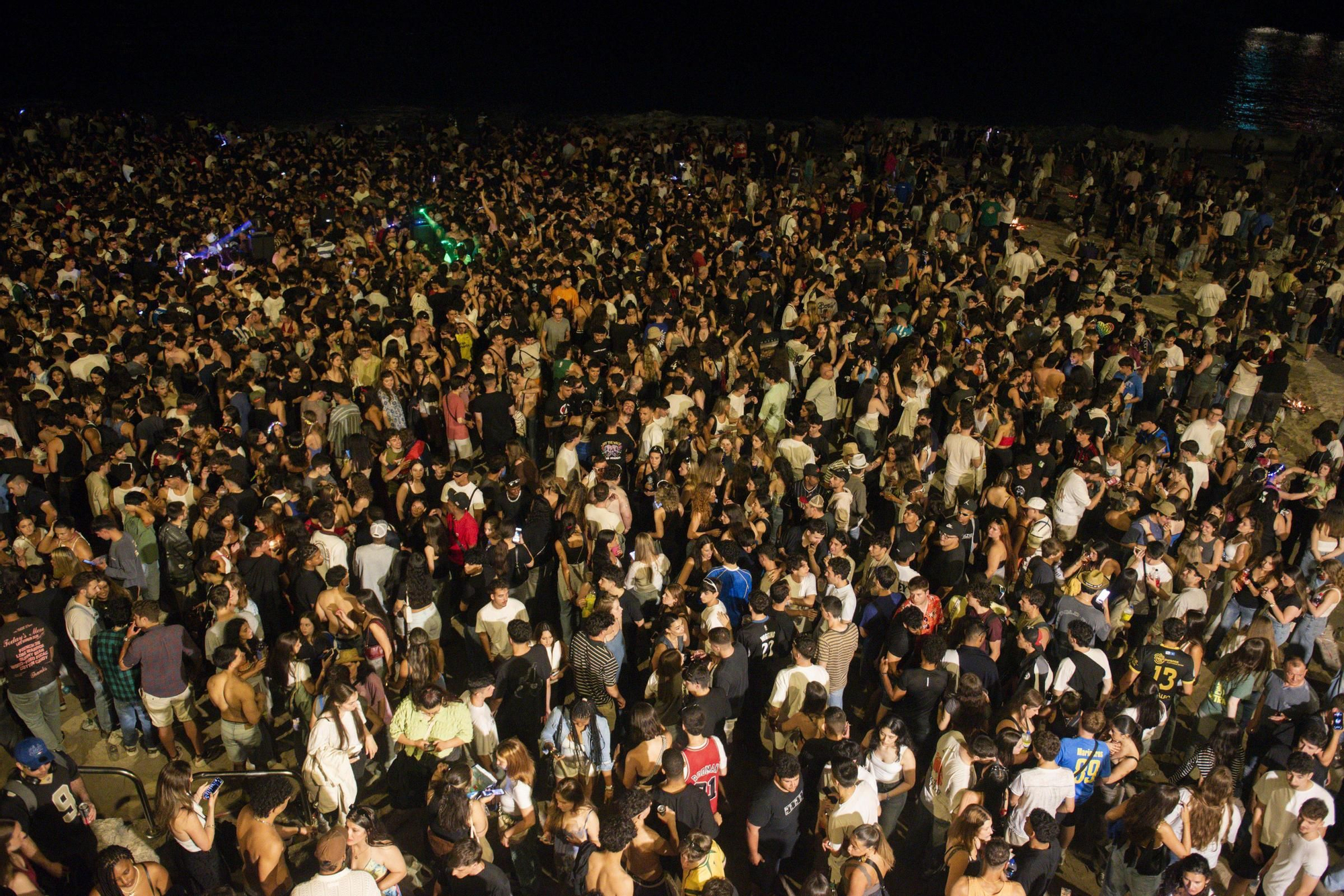 Multitudinaria 'rave' sanjuanera en el Orzán