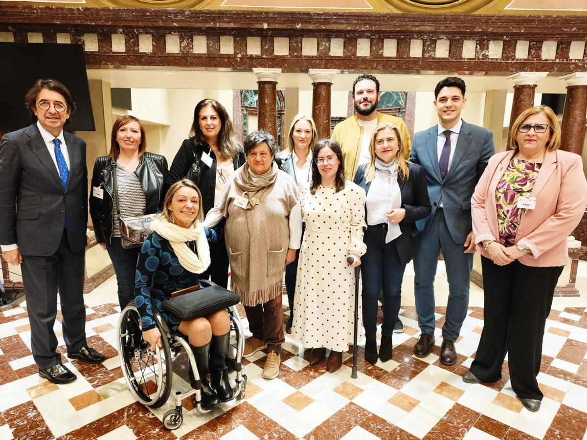 Diputados de la Asamblea del PP y del PSOE se fotografían con familias afectadas por la falta de cambiadores inclusivos en la Región de Murcia.
