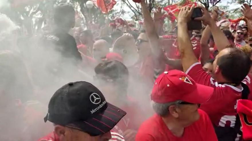 La afición recibiendo al Real Murcia antes del partido