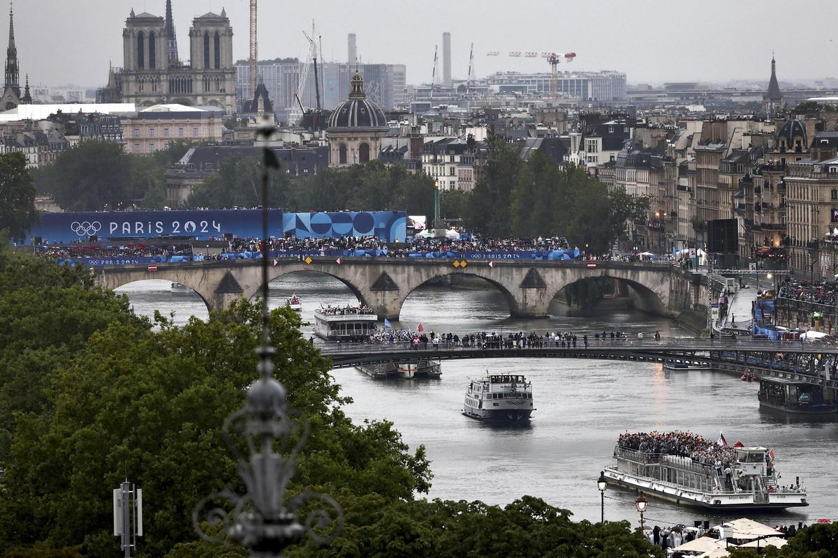 Vista general con las delegaciones navegando por el río Sena durante la ceremonia de apertura de los Juegos Olímpicos de Verano de 2024 en París