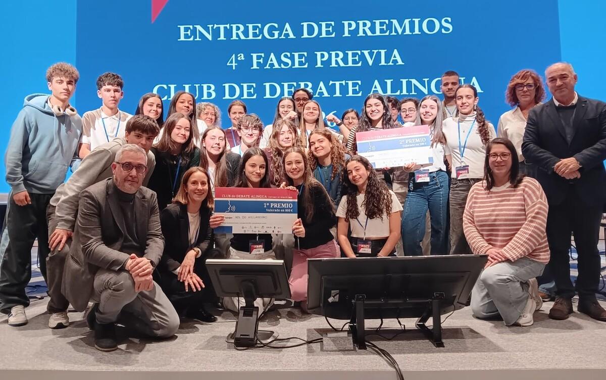Autoridades e docentes de Ames e Rois cos alumnos clasificados para a final do Club de debate
