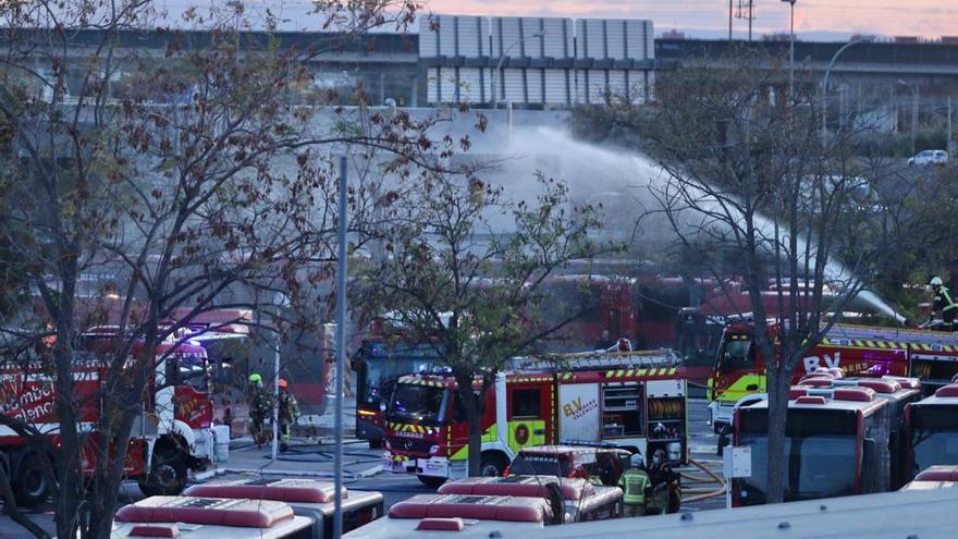 Incendio en València: el fuego devora al menos una docena de autobuses de la EMT