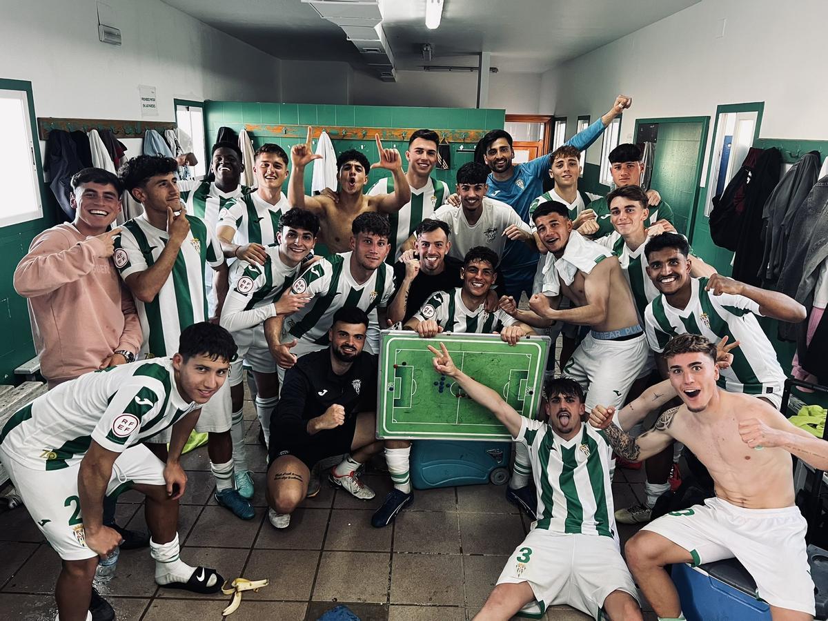 Los jugadores del Córdoba CF B celebran su victoria ante La Palma.