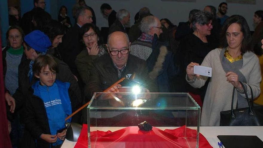 Antonio Eugenio Alonso y la concejala canguesa Salomé García toman fotos del meteorito, ayer.